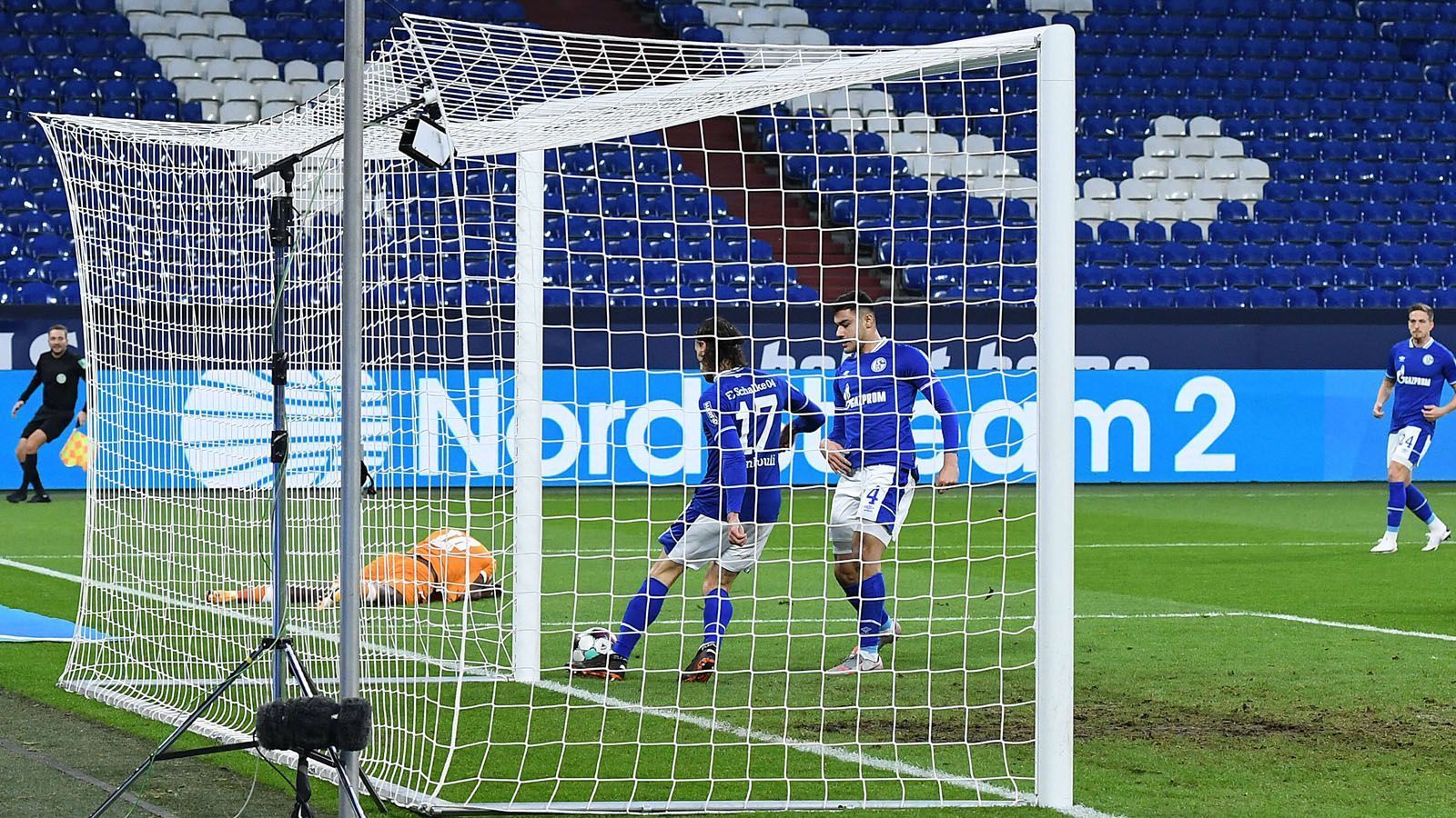 
                <strong>Stamboulis Rettungstat</strong><br>
                In der 12. Minute rettet Stambouli auf der Linie, nachdem Fährmann und Cordova im Fünfer gleichzeitig an den Ball kommen und das Leder in Richtung Torlinie rollt. 
              