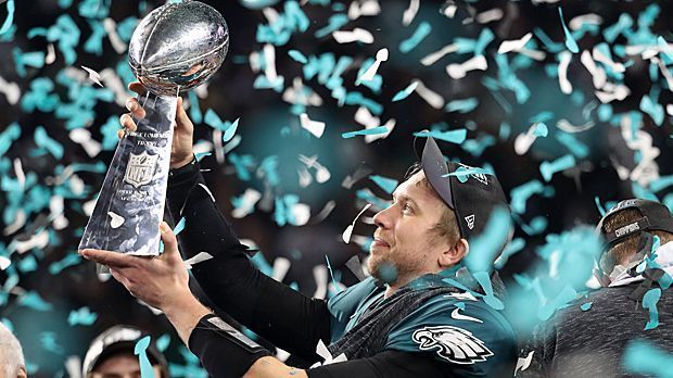 
                <strong>Meiste Play-Action-Pässe im Super Bowl</strong><br>
                Foles darf sich einen weiteren Rekord auf die Autogrammkarte schreiben, auch wenn dieser wohl hauptsächlich nur Taktikfüchse interessieren wird: Mehr als die 21 Play-Action-Pässe von Foles hatte zuvor nie ein Quarterback im Super Bowl gespielt.
              