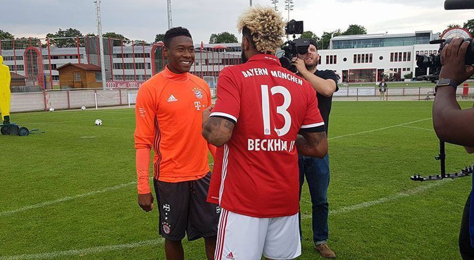 
                <strong>Odell Beckham beim FC Bayern München</strong><br>
                Die kleinen Freuden eines Profifußballers: David Alaba freut sich sichtlich, den Football-Star live zu erleben.
              