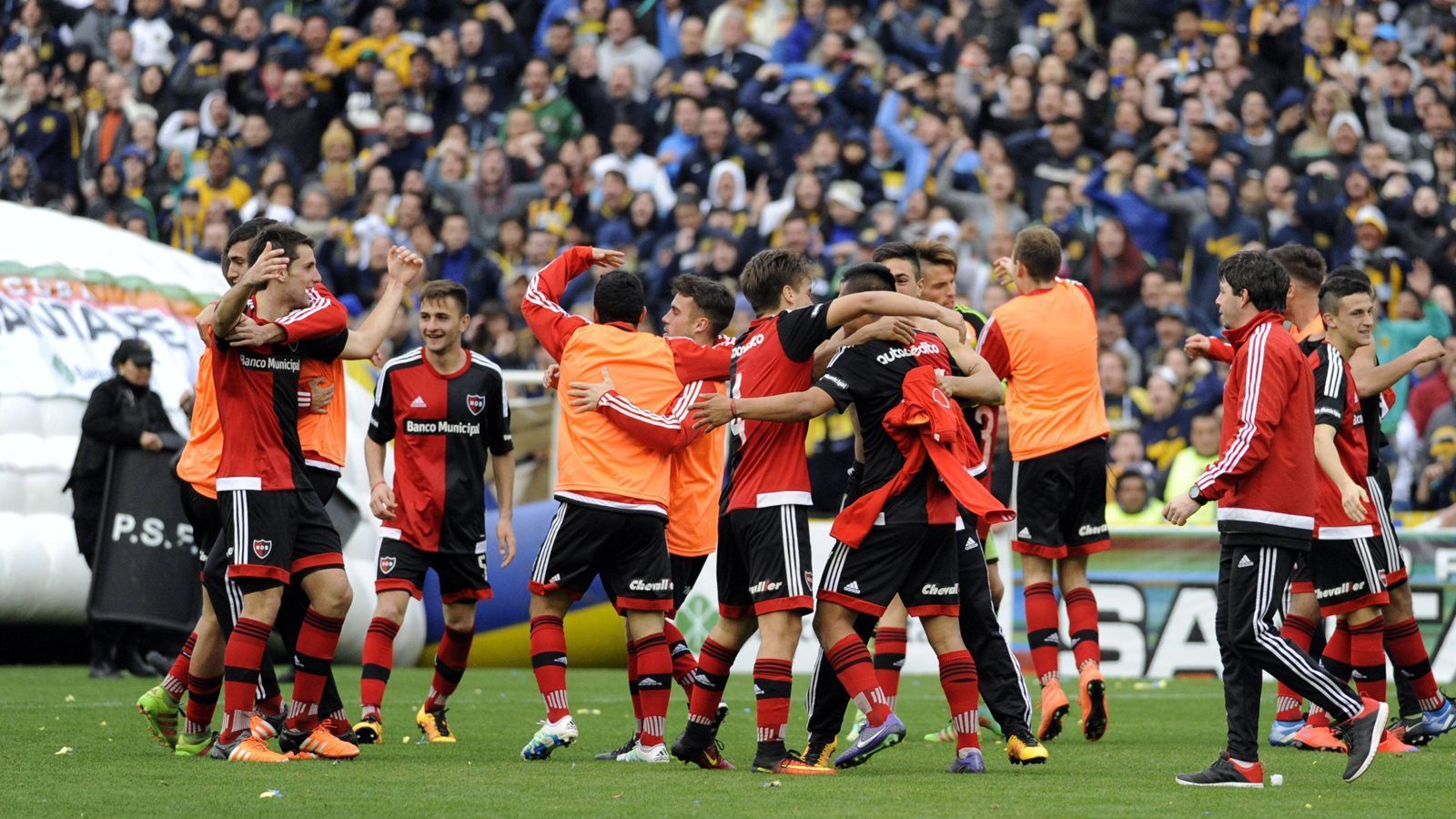 
                <strong>Newell's Old Boys</strong><br>
                Unwahrscheinlich, aber nicht unmöglich: Die Newell's Old Boys aus Argentinien sind der Heimatverein von Lionel Messi. Im Alter von 13 Jahren verließ er den Club und wechselte in die Nachwuchsabteilung des FC Barcelona. Es ist kein Geheimnis, dass Messi gerne noch einmal für seinen Heimatverein spielen würde. Doch ist jetzt bereits der Zeitpunkt gekommen? Die Newell's Old Boys sind in der ersten argentinischen Liga lediglich eine Mittelklassemannschaft. Finanziell müsste Messi ohnehin große Abstriche machen. Es dürfte also noch einige Jahre dauern, bis Messi eventuell zu seinen Ursprüngen zurückkehrt.   
              