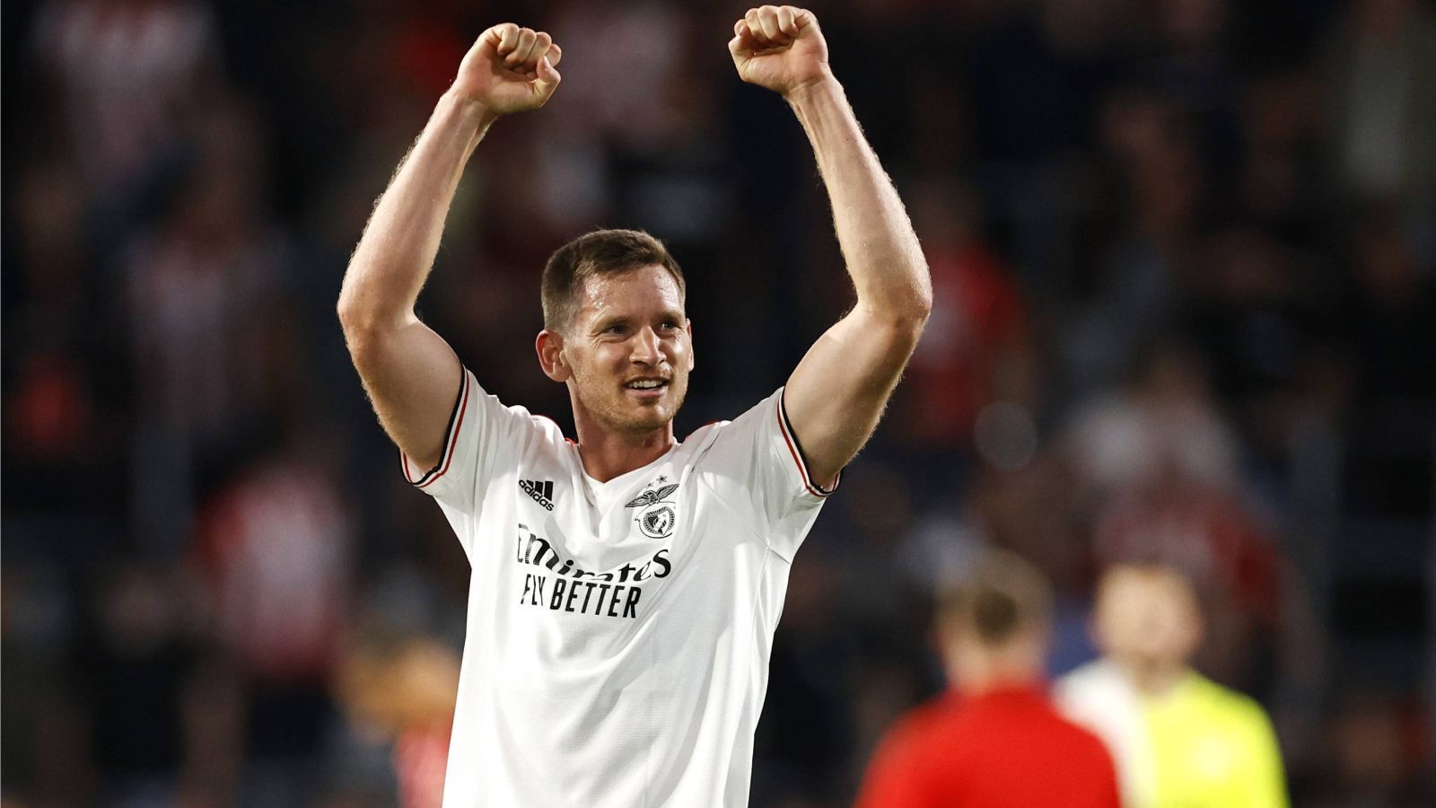 
                <strong>SL Benfica (Portugal)</strong><br>
                Es war eine reine Abwehrschlacht, die den Drittplatzierten aus der vergangenen Saison in Portugal in die Champions League beförderte. Nach einem 2:1-Erfolg in den Playoffs gegen die PSV Eindhoven musste Benfica im Rückspiel bereits nach 32 Minuten in Unterzahl spielen. Doch die Lissaboner holten auch dank ihres Torhüter Odysseas Vlachodimos das 0:0 und sicherten sich so einen Platz in der Gruppenphase der Champions League.
              