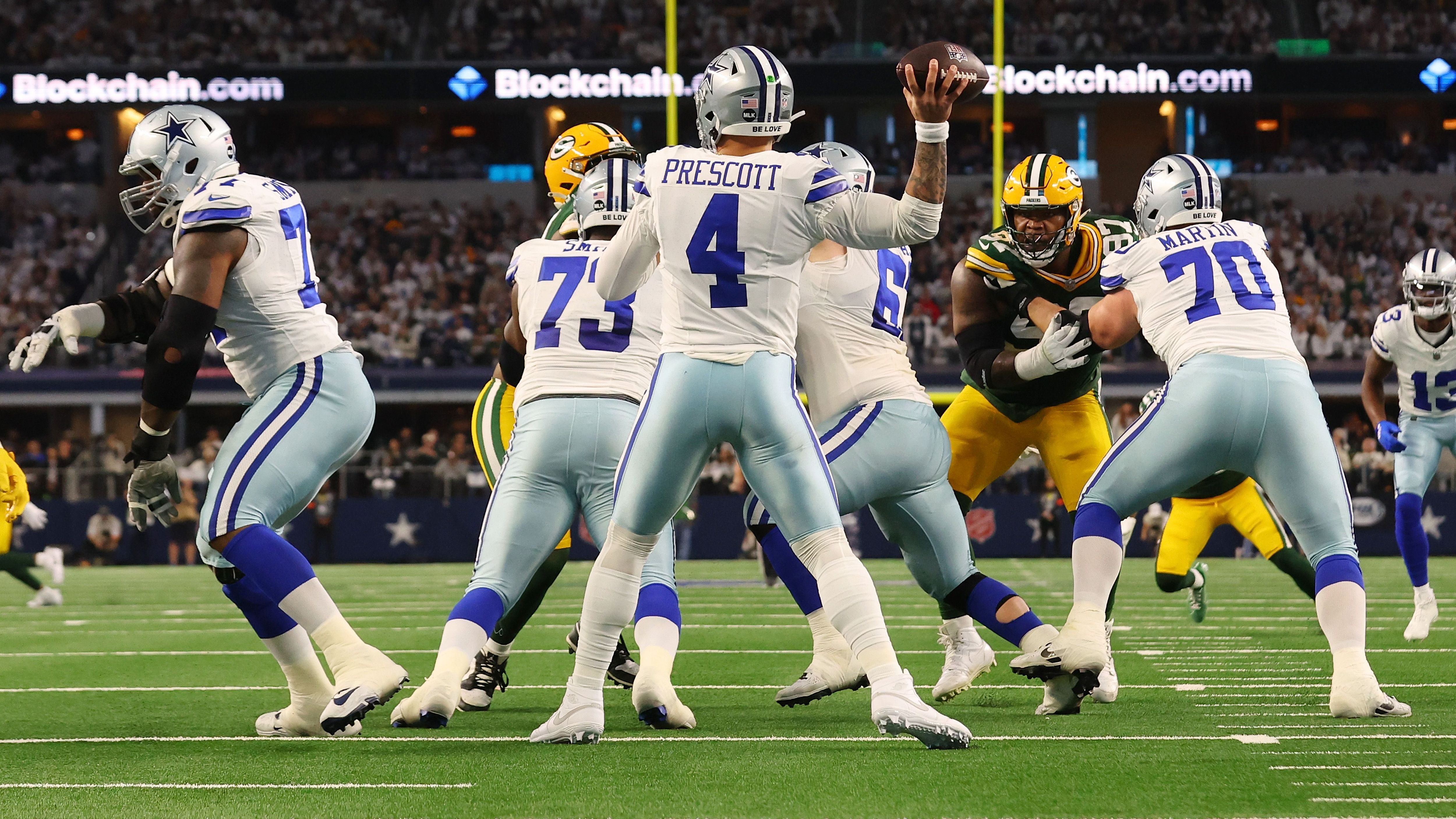 <strong>Cowboys am Boden: Die Zahlen des Grauens</strong><br>Die Dallas Cowboys müssen in der Wild Card Round der NFL-Playoffs eine schlimme Pleite gegen die Green Bay Packers hinnehmen. Mit 32:48 geht America's Team im heimischen AT&amp;T Stadium unter - das Ende aller Super-Bowl-Hoffnungen. <strong><em>ran</em></strong> zeigt die Zahlen und Statistiken des Grauens.<br>Auch interessant: <em><a data-li-document-ref="444617" href="https://www.ran.de/sports/american-football/nfl/news/nfl-sechster-spieltag-alle-ergebnisse-infos-rueckblick-zusammengassung-lions-cowboys-444617">NFL: Lions zerlegen Cowboys - Steelers schlagen Raiders</a></em><br><em>Und: <a data-li-document-ref="444729" href="https://www.ran.de/sports/american-football/nfl/news/nfl-trainerstuhl-wackelt-dallas-cowboys-treffen-entscheidung-um-head-coach-mccarthy-444729">NFL: Dallas Cowboys treffen Entscheidung um Head Coach</a></em>