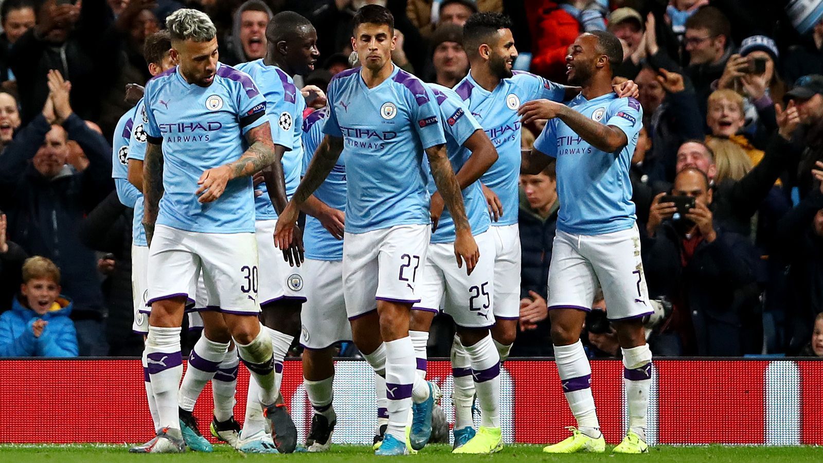 
                <strong>Diese Champions-League-Einnahmen würden Manchester City flöten gehen</strong><br>
                Noch bevor in der Champions-League-Gruppenphase auch nur einmal der Ball rollt, kassieren die 32 Teilnehmer in der Königsklasse eine Startprämie in Höhe von 15,25 Millionen Euro. Aufgrund der zweijährigen Sperre gegen Manchester City würde den Engländern alleine hier eine Summe von 30,5 Millionen Euro durch die Lappen gehen.
              