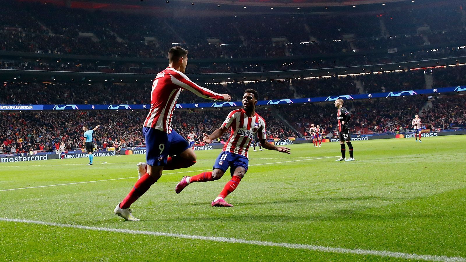 
                <strong>Platz 6: Atletico Madrid</strong><br>
                Mit sieben Punkten nach drei Spielen hält Atletico souverän Kurs in Richtung Achtelfinale. Ein Ausrufezeichen setzte die Mannschaft von Trainer Diego Simeone beim 2:2 gegen Tabellenführer Juventus Turin, als die Spanier einen 0:2-Rückstand noch aufholten. In der Liga kamen die Rojiblancos zuletzt allerdings nicht über zwei 1:1-Remis (in Alaves und beim FC Sevilla) hinaus. In Topform befindet sich Torjäger Alvaro Morata, der vier der letzten fünf Pflichtspieltore Atleticos erzielte.
              