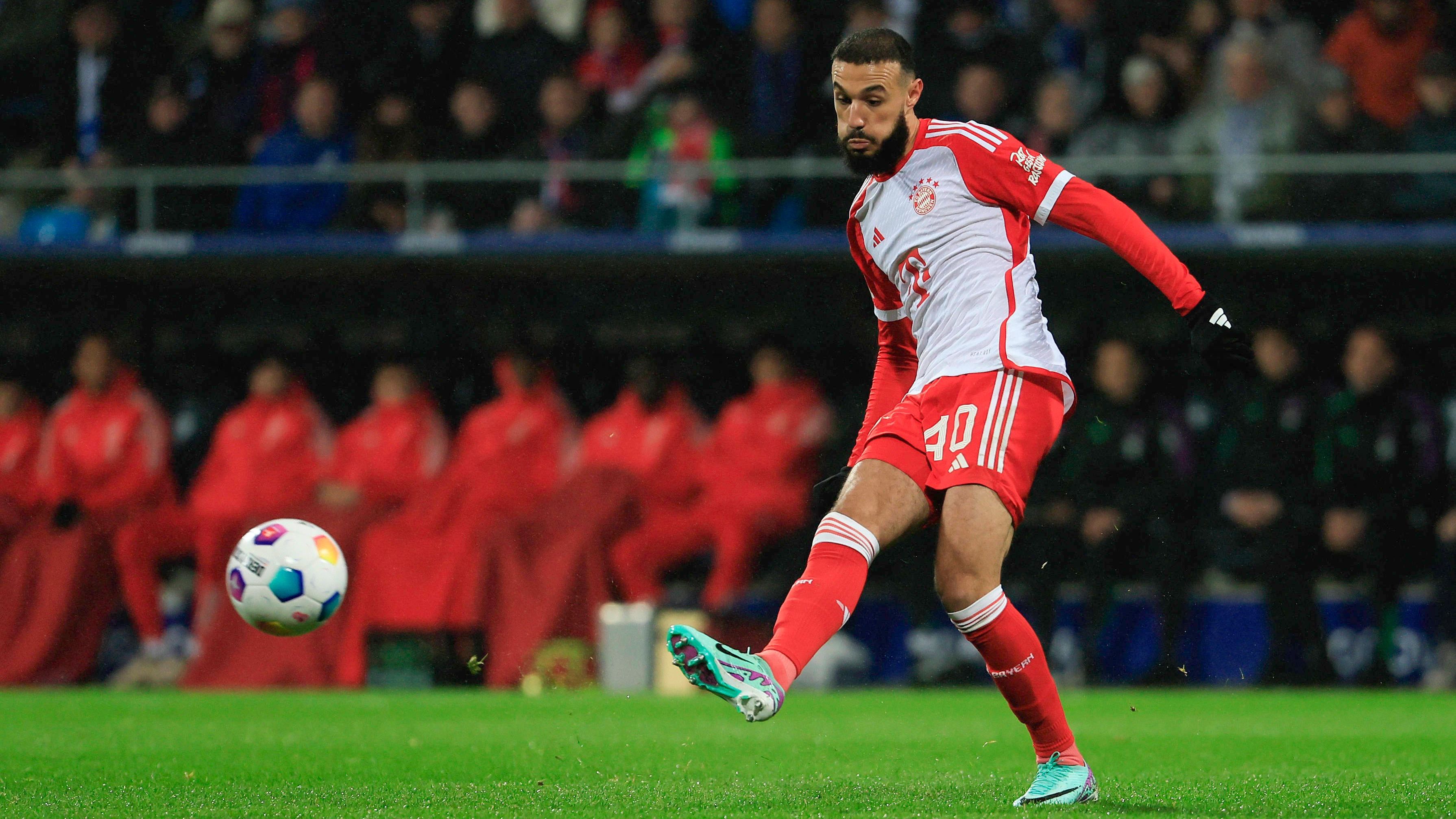 <strong>Noussair Mazraoui - STREICHKANDIDAT</strong><br>Der verletzungsanfällige Marokkaner war nach dem Pavard-Abgang Stammspieler. Der 26-Jährige mit Vertrag bis 2026 zeigte offensiv gute Ansätze, aber auch Defizite im Abwehrverhalten. Mittlerweile hat sich Kimmich als rechter Verteidiger festgespielt, mit Boey kam ein weiterer Kandidat hinzu. Hat der FCB noch Mazraouis Pro-Palästina-Postings im Hinterkopf? Ein Abschied ist denkbar.