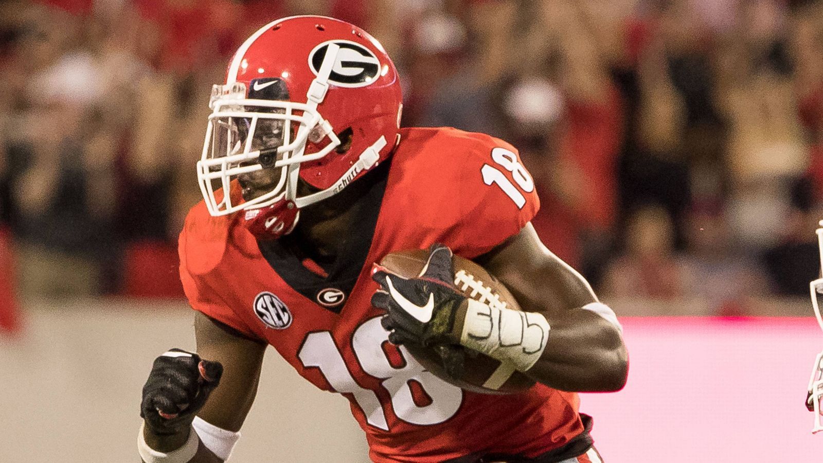 
                <strong>Deandre Baker (Cornerback, Georgia)</strong><br>
                Es gibt eine Statistik, die wirklich alles über die Qualität dieses Passverteidigers aussagt: Baker spielte vergangene Saison 456 Snaps in Coverage. Dabei ließ er gerade einmal 23 Catches für 295 Yards und keinen (!) Touchdown zu. Wer also einen Cornerback sucht, der einen Wide Receiver komplett aus dem Spiel nehmen kann, muss 2019 Baker draften. Dass er in den vergangenen beiden Spielzeiten insgesamt "nur" fünf Interceptions fing, liegt schlicht und ergreifend daran, dass die Quarterbacks nur sehr ungern in seine Richtung schmeißen.  
              