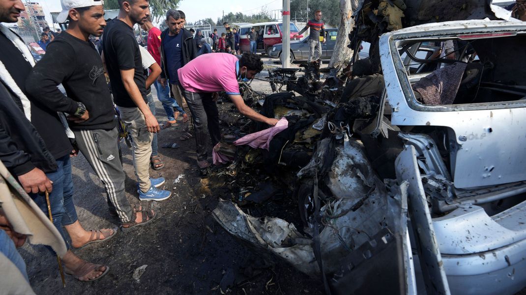18. November 2023, Gaza-Stadt: Palästinenser untersuchen Taxis, die vom israelischen Militär getroffen wurden.