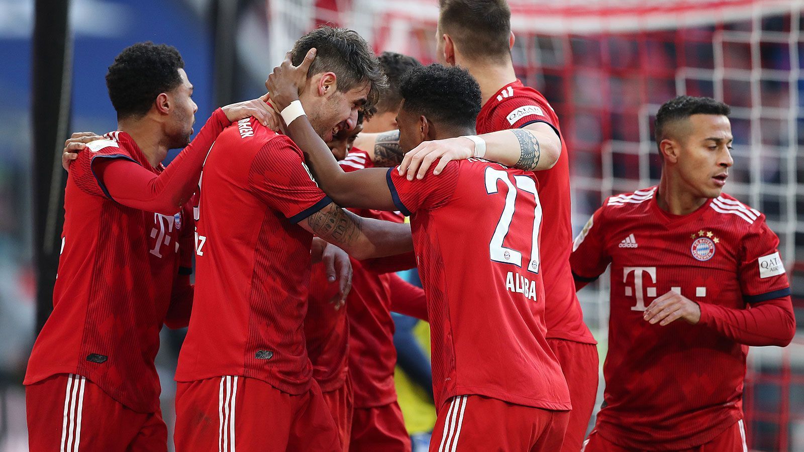 
                <strong>Bayern befindet sich in Topverfassung</strong><br>
                Ganz FCB-untypisch spielen die Münchner im Frühjahr groß auf. Taten sich Manuel Neuer und Co. in der Hinrunde noch überraschend schwer, legten sie 2019 eine fulminante Aufholjagd in der Bundesliga hin und verloren mit dem 1:3 in Leverkusen erst eine Partie. Abgesehen vom Remis in Liverpool folgten zuletzt sechs Erfolge - darunter die höchst imponierenden Siege bei Borussia Mönchengladbach (5:1) und gegen den VfL Wolfsburg (6:0).
              