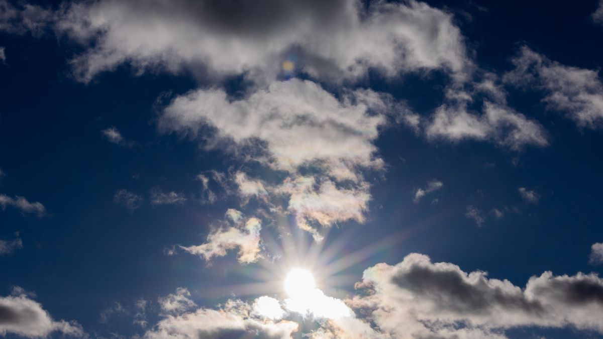 Die Sonne scheint zwischen Wolken hindurch.