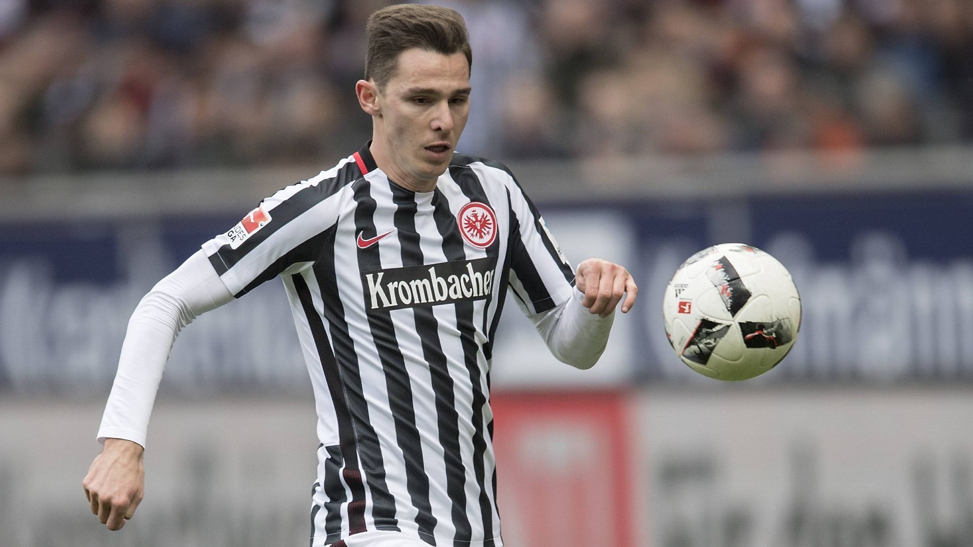 
                <strong>Eintracht Frankfurt: Branimir Hrgota</strong><br>
                "Ein Spieler, der oft als möglicher Flop betrachtet wird, ist Branimir Hrgota. Hrgota wurde im Jahr 2016 von Borussia Mönchengladbach zu Eintracht Frankfurt transferiert. Er wurde als vielversprechender Stürmer angesehen, hatte jedoch Schwierigkeiten, sich bei Eintracht Frankfurt zu etablieren. Hrgota konnte nicht die erwarteten Leistungen zeigen und hatte Schwierigkeiten, Tore zu erzielen. Seine Einsatzzeiten waren begrenzt, und er konnte sich nicht als feste Größe im Team etablieren. In den folgenden Spielzeiten wurde er häufiger als Ergänzungsspieler oder Ersatzspieler eingesetzt."
              