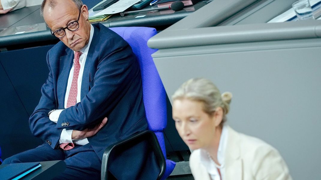 Kanzler Merz duelliert sich erneut mit AfD-Chefin Weidel.