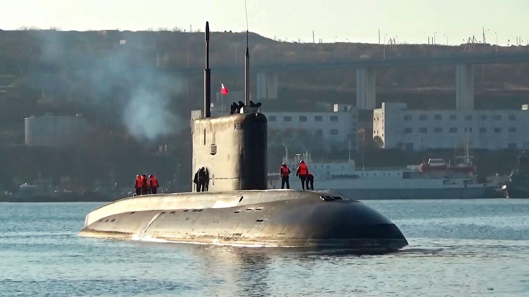 Auf diesem vom Pressedienst des russischen Verteidigungsministeriums veröffentlichten Foto bereitet sich ein U-Boot der russischen Marine auf die Teilnahme an einer Übung in der Nähe von Wladiwostok vor. 