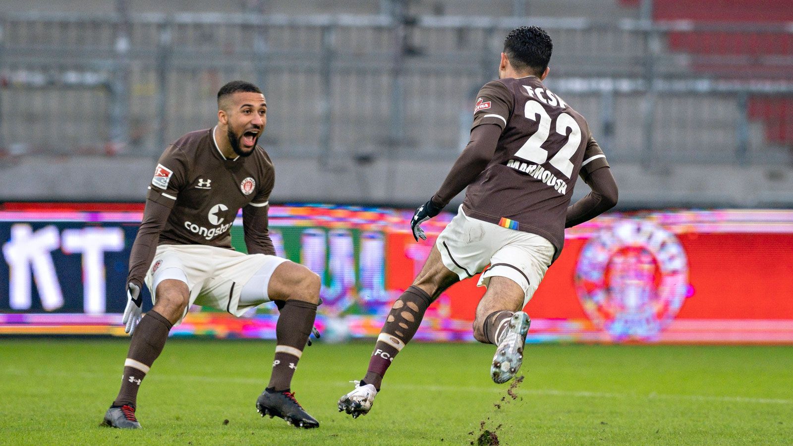 
                <strong>Aktuelle Form: FC St. Pauli</strong><br>
                Der FC St. Pauli dreht seit dem Jahreswechsel nämlich richtig auf. Wurde der Start der laufenden Spielzeit noch gehörig in den Sand gesetzt, stehen die Braun-Weißen bei nur zwei Niederlagen im Jahr 2021 - und das gegen die Aufstiegsaspiranten aus Bochum und Fürth. Von den jüngsten sieben Partien wurden sechs gewonnen, der Vorsprung auf den Relegationsplatz ist mittlerweile beträchtlich. Es scheint, als würde das Derby für die Elf von Übungsleiter Schultz zur richtigen Zeit kommen.
              