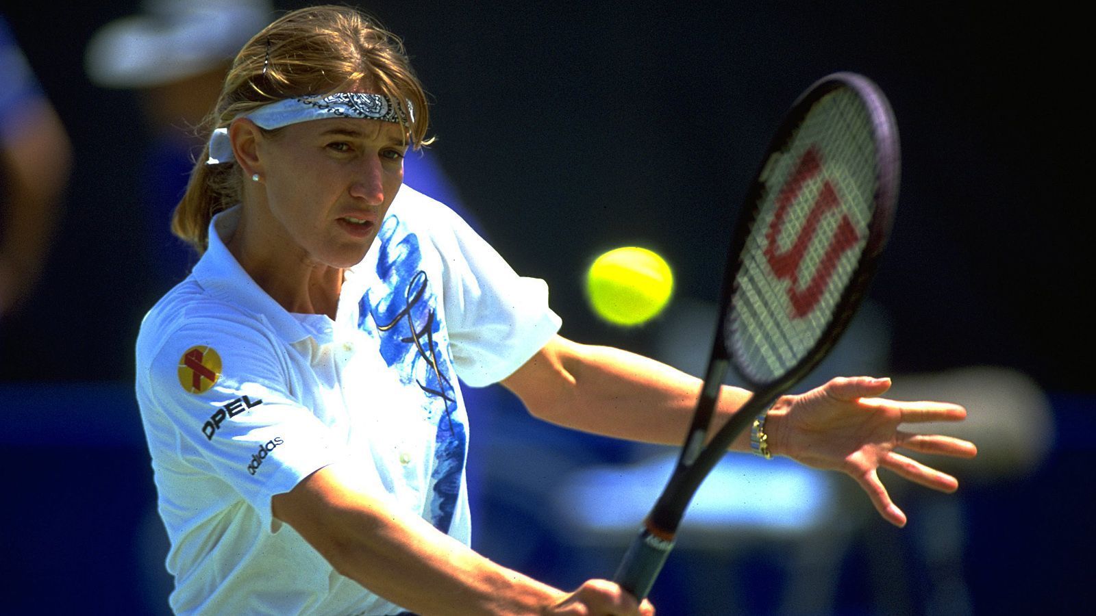 
                <strong>Tennis</strong><br>
                Wer wollte und 1994 einen Videorekorder besaß, konnte sich auch etwas aufnehmen: Zum Beispiel das Finale der Australian Open, das Steffi Graf in diesem Jahr gewann. Bei den Männern war Pete Sampras erfolgreich. 
              