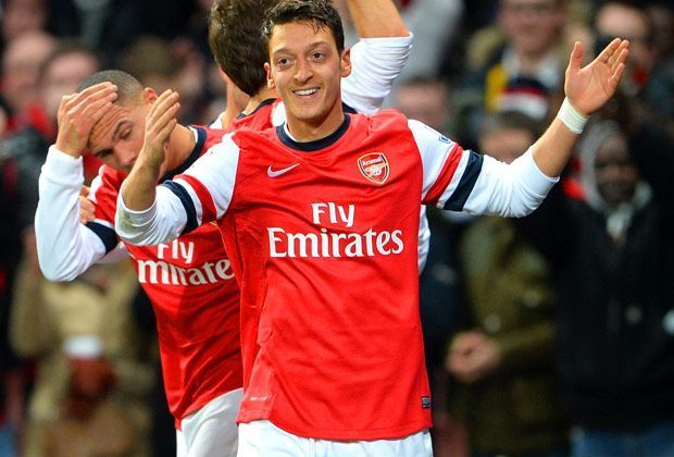 
                <strong>Linker Flügel: Mesut Özil (25, Deutschland, FC Arsenal)</strong><br>
                Gleich in seiner ersten Saison beim FC Arsenal überzeugt Mesut Özil die Fans und sorgt für den deutschen Touch in der Elf des Jahres. 36 Prozent der Stimmen entfallen auf den Linksfuß, Adam Lallana vom FC Southampton kommt auf 33 Prozent, City-Star David Silva auf 21 Prozent.
              