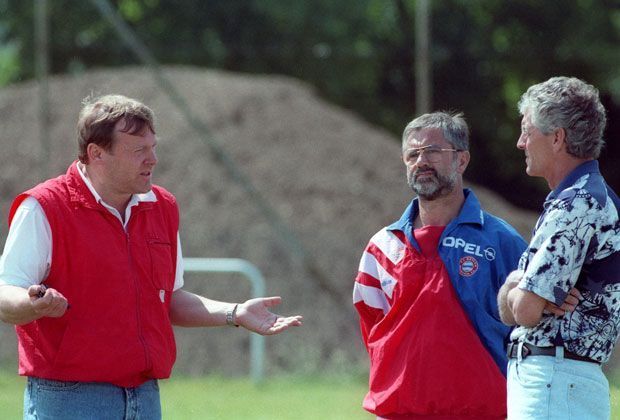 
                <strong>Der Tiger und der Bomber</strong><br>
                Zusammen mit Gerd Müller kümmert er sich anschließend um die Amateure des FC Bayern. Hier erkundigt sich Bayern-Trainer Erich Ribbeck bei den beiden nach neuen Talenten.
              