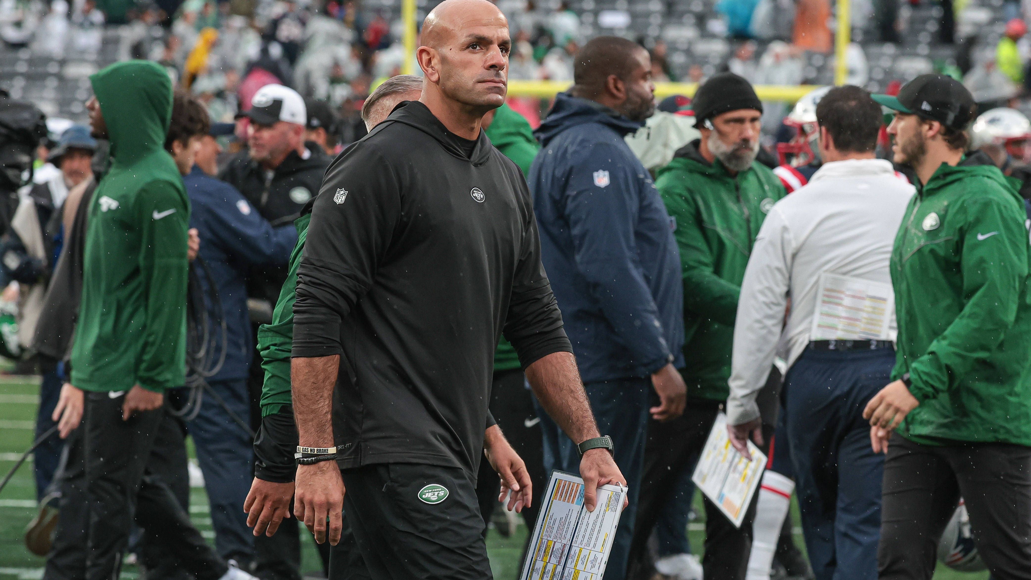 <strong>Verlierer: Robert Saleh (New York Jets)</strong><br>Der zweite Head Coach unter den Verlierern ist Robert Saleh von den New York Jets. Der traf zwar während des Spiels keine schlechte Entscheidung, dafür aber bereits vorher, indem er Zach Wilson starten ließ. Der 24-Jährige zeigte gegen die New England Patriots (10:15) erneut, dass die Offense unter ihm nicht stattfindet.