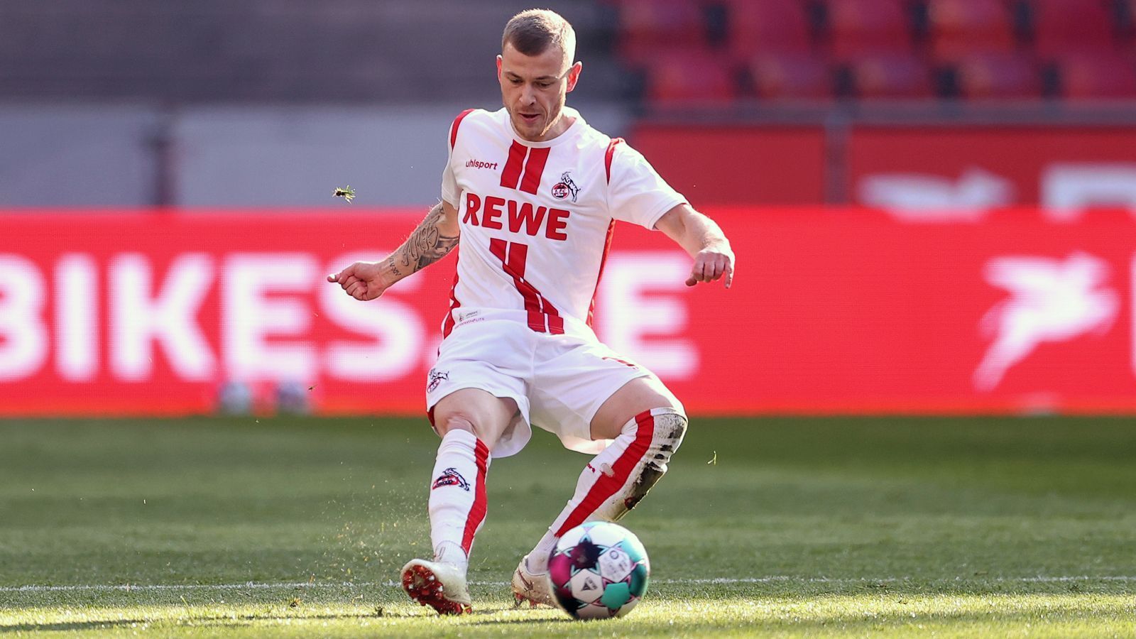 
                <strong>Max Meyer (1. FC Köln)</strong><br>
                Der frühere Schalker Max Meyer landete Anfang 2021 beim 1. FC Köln, nachdem der Vertrag des Mittelfeldspielers bei Crystal Palace zuvor aufgelöst wurde. Laut dem "Bild"-Bericht soll Flick auch den 25-Jährigen für einen möglichen Bayern-Transfer im Sommer 2020 auf dem Zettel gehabt haben, obwohl sich der gebürtige Oberhausener bei den Londonern überhaupt nicht durchsetzen konnte. Allerdings dürfte sich Flick wohl an die Topleistungen Meyers in seiner letzten Saison auf Schalke erinnert haben. In der Saison 2017/18 gehörte er bei den Gelsenkirchenern zum Stammpersonal und wechselte danach ablösefrei zu Crystal Palace. Nun kämpft das einstige Toptalent mit Köln gegen den Abstieg statt mit den Bayern um Titel.
              