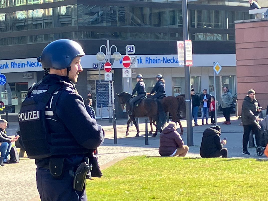 Auch berittene Einsatzkräfte sind in der Mannheimer Innenstadt unterwegs.