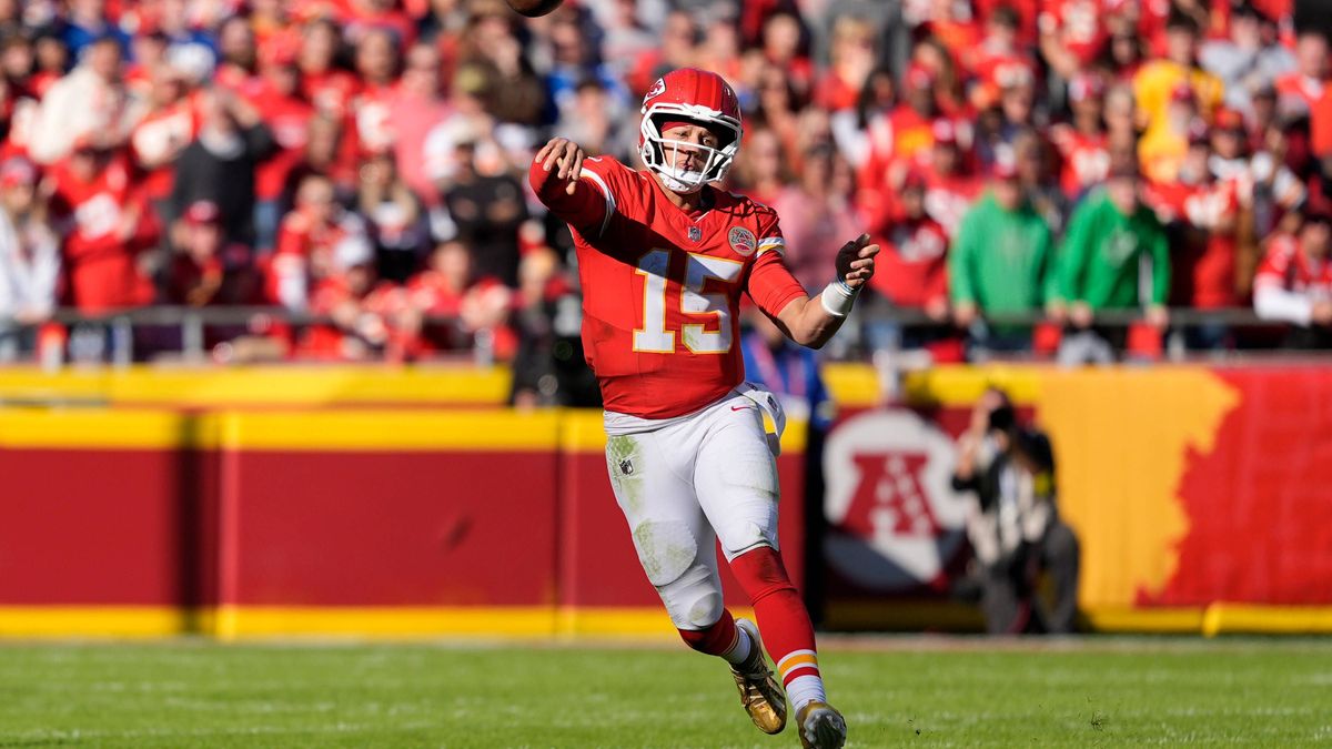 Kansas City Chiefs quarterback Patrick Mahomes (15) fires an incomplete pass against the Colts at Arrowhead Stadium in Kansas City, Missouri on Sunday, November 23, 2025. PUBLICATIONxNOTxINxUSA 23 ...