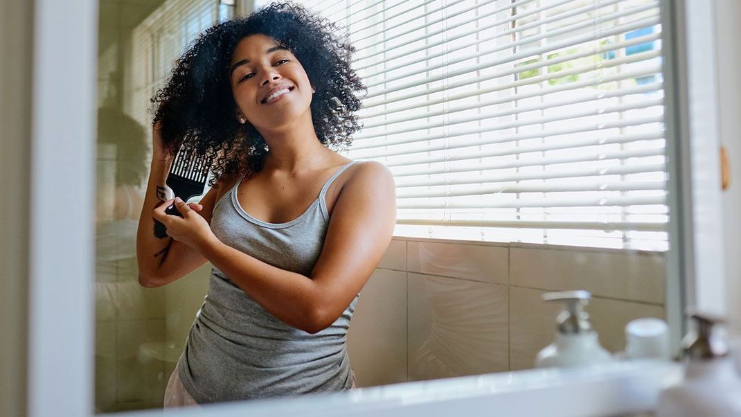 Die Haarpflege ist essentiell für einen schönen Afro. Worauf ihr bei eurer Haarpflege-Routine achten solltest, lest ihr im Beauty-Artikel.
