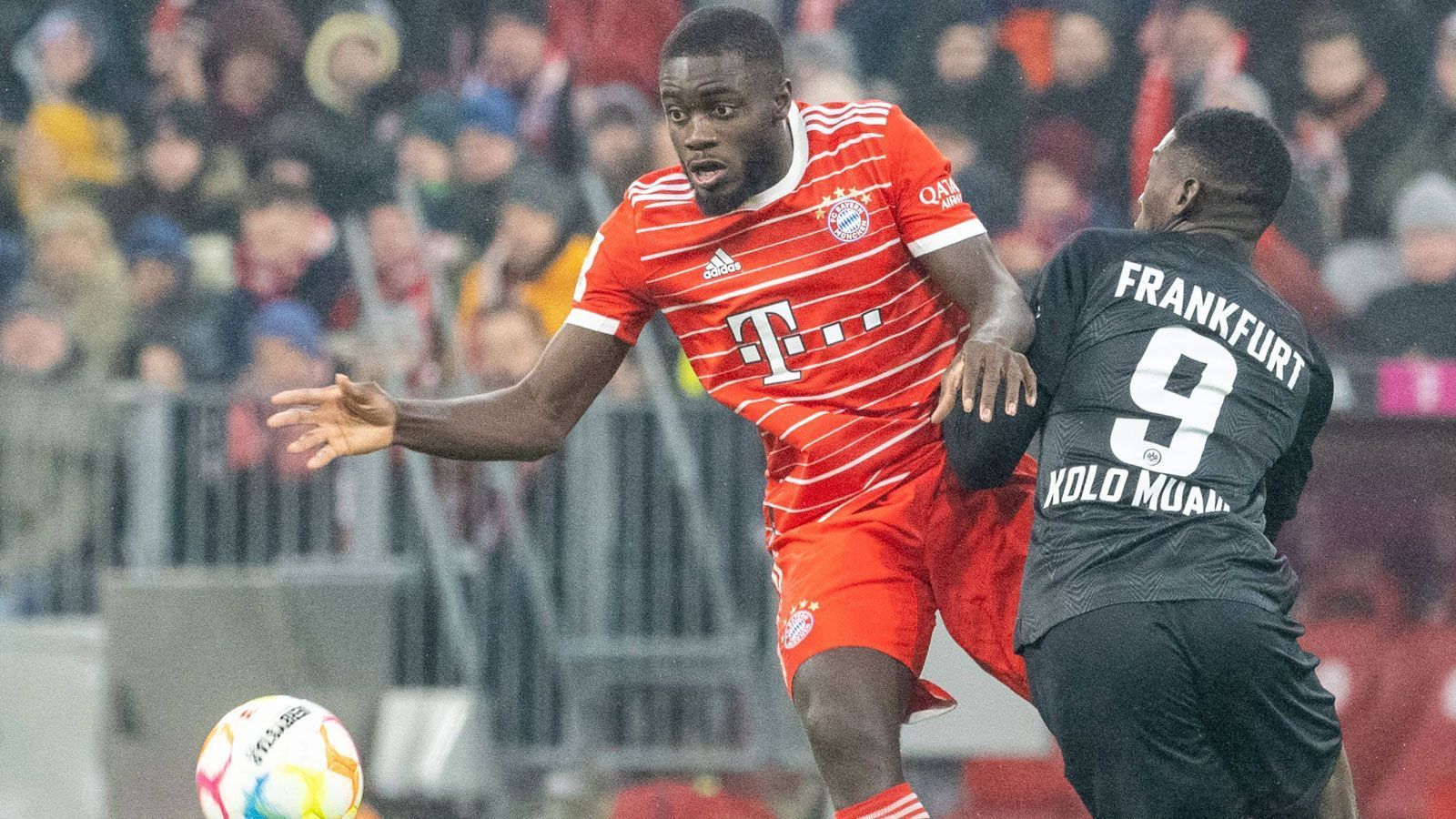 
                <strong>Dayot Upamecano (FC Bayern München)</strong><br>
                Wieder mit Unaufmerksamkeiten, etwa als er zu spät gegen Sow kommt (17.). Vergibt freistehend per Kopf die große Chancen zum 2:0 (36.). Lässt sich dann beim 1:1 von Kolo Muani abkochen. ran-Note: 4
              