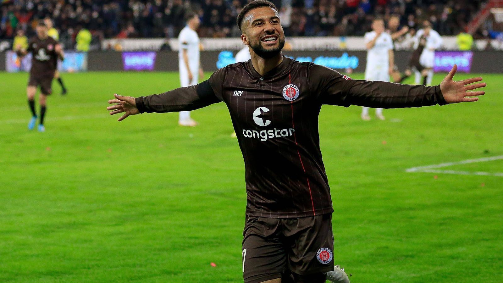 
                <strong>Daniel-Kofi Kyereh (FC St. Pauli)</strong><br>
                Ganz oben auf der Liste der Gladbacher Verantwortlichen soll demnach Daniel-Kofi Kyereh stehen. Der 26-Jährige geht im Sommer in sein letztes Vertragsjahr, wäre dementsprechend günstig. Ein wichtiger Punkt für die coronagebeutelten Gladbacher. Für St. Pauli erzielte der Ghanaer in der laufenden Saison zehn Tore, bereitete weitere zehn vor und ist ein Grund für die gute Saison der Hamburger, die weiterhin vom Aufstieg träumen dürfen.
              