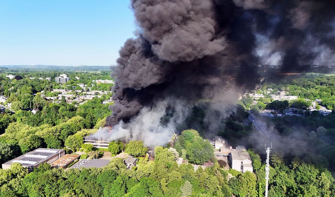 Dicke Rauchwolke über Erkrath - der Feuerwehreinsatz dauert an.