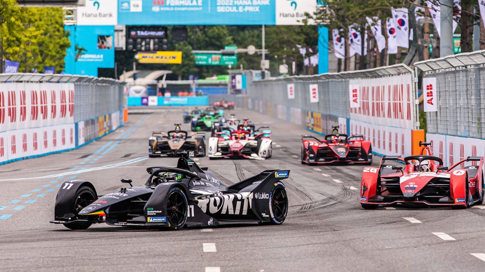 
                <strong>Gewinner: Formel E</strong><br>
                Die heutige Zeit ist für viele Rennserien ein Kampf, ob nun um Sponsoren, ein volles Starterfeld, tolles Racing, Fans oder Hersteller. Auch bei der Formel E ist der Wettbewerb längst kein Selbstläufer mehr, auch die Verantwortlichen der Elektro-Rennserie müssen kämpfen und sich strecken, verlieren Hersteller, wie nach dem Doppel-Titel nun auch Mercedes, den dritten deutschen Starter nach Audi und BMW in kürzester Zeit. Doch neue Mitstreiter wie Abt, McLaren oder Maserati kommen hinzu. Die anstehende Gen3-Ära verspricht zudem einen spannenden Start in eine neue Zeit, die viel Potenzial mit sich bringt.
              