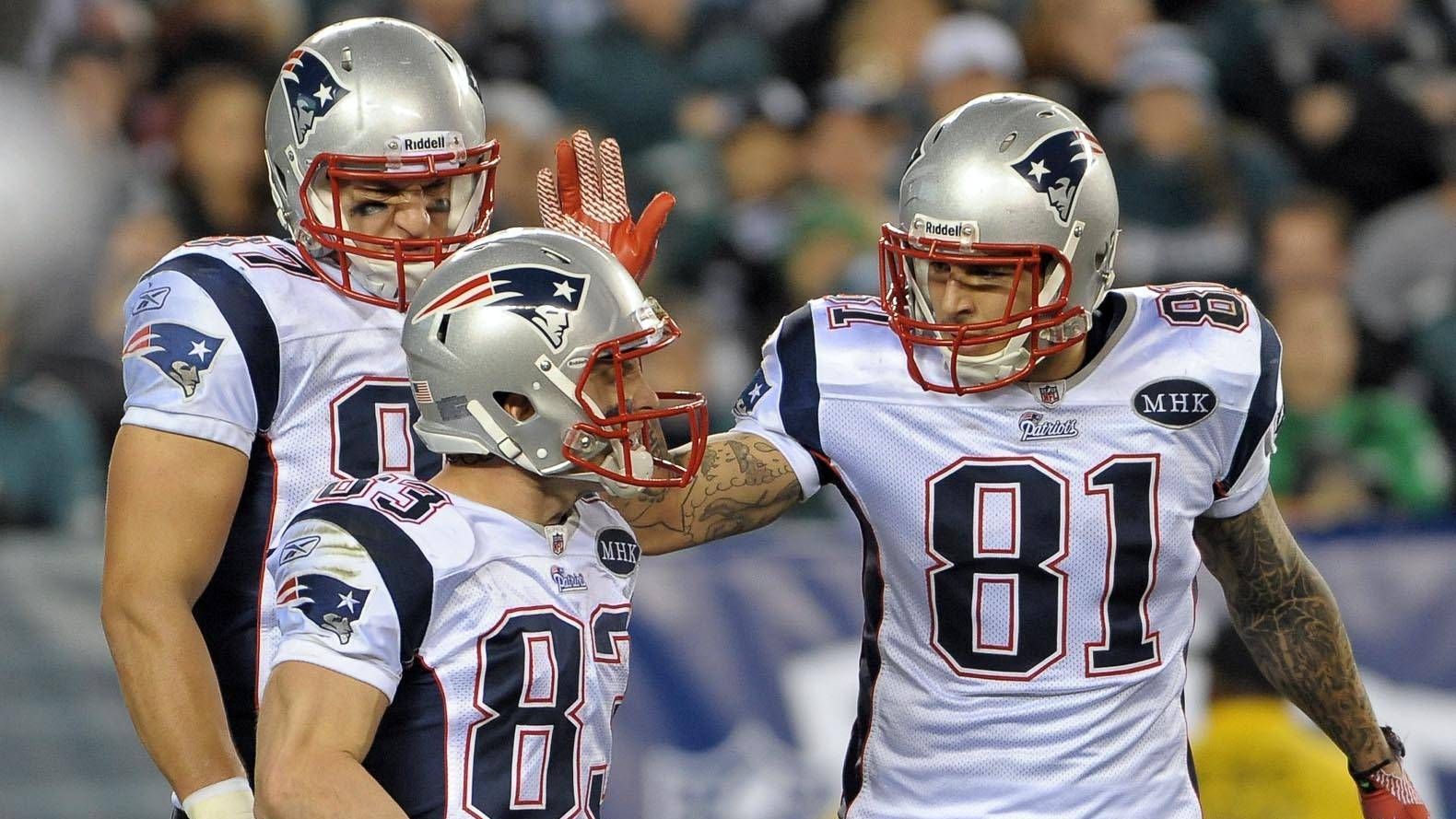 <strong>Honorable Mention: New England Patriots (2011)</strong><br>Mit Wes Welker und Tight End Aaron Hernandez war es ähnlich knapp. Gronkowski (1.327 Yards) und Welker (1.569 Yards) knackten die Marke deutlich. Dem ein Jahr später wegen Mordverdachts festgenommenen und 2017 verstorbenen Hernandez fehlten 90 Yards.