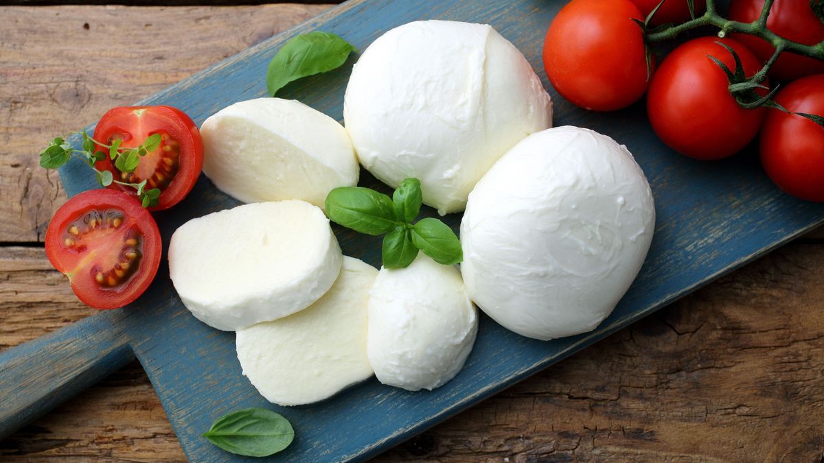 mozzarella prodotto tipico Italiano derivato dal latte con pomodori e basilico
