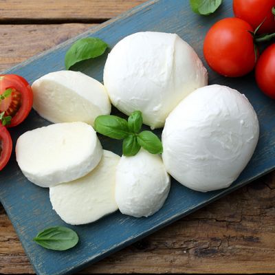 mozzarella prodotto tipico Italiano derivato dal latte con pomodori e basilico