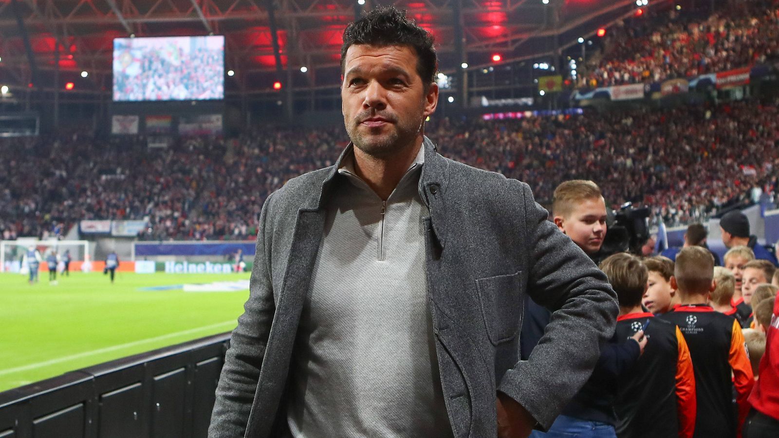 
                <strong>Michael Ballack (Ex-DFB-Kapitän und Vize-Weltmeister 2002)</strong><br>
                Zweimal so auszuscheiden, "das passiert halt, wenn man sich nicht kritisch hinterfragt. Es geht um die Ausrichtung. Und wenn ich eine Ausrichtung habe, dann suche ich mir auch die Leute dazu. Es geht um den deutschen Fußball und eine deutsche Nationalmannschaft, die erfolgreich Fußball spielt und weit kommt. Fußballerisch bringen wir alles mit. Aber wir können es nicht abrufen", sagte der frühere DFB-Kapitän Michael Ballack bei "Magenta TV": "Jetzt geht es darum, jeden Stein umzudrehen, inhaltlich. Auch beim DFB. Und nicht den gleichen Fehler wie 2018 zu machen."
              