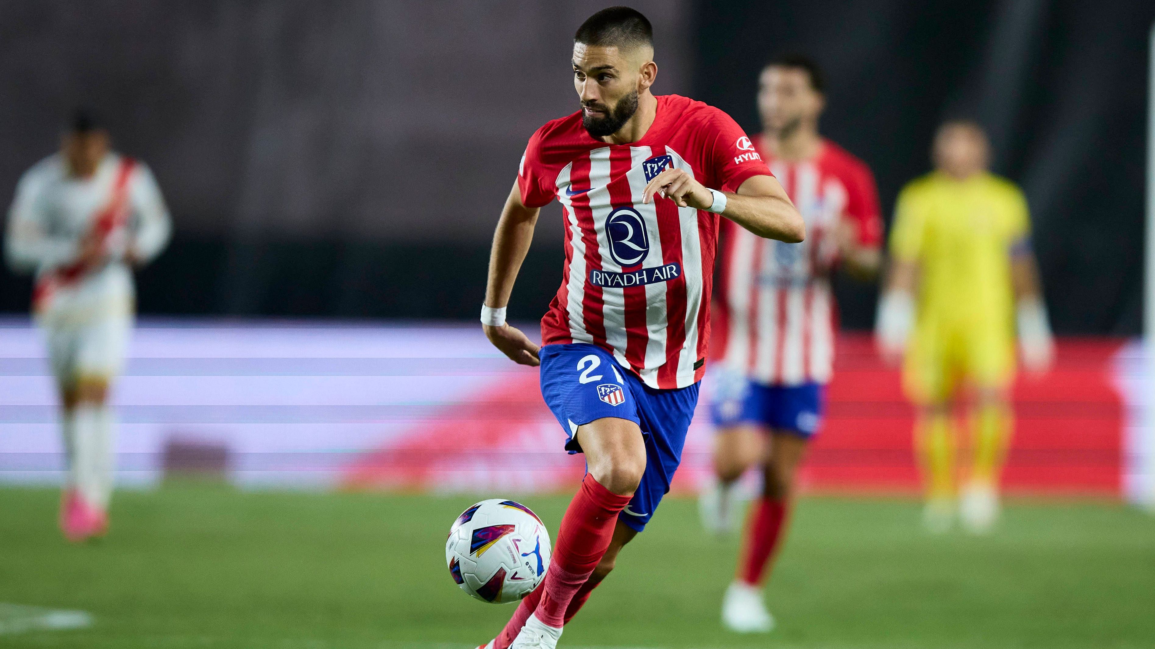 <strong>Fixer Wechsel: Yannick Carrasco</strong><br>Yannick Carrasco wechselt von Atletico Madrid zu Al-Shabab und unterschreibt einen Vertrag bis 2026. Demnach kassieren die Madrilenen 15 Millionen Euro Ablöse für den 30-Jährigen, dessen Vertrag noch bis 2024 lief. Für Carrasco ist es bereits der zweite Abschied aus Europa. 2018 wechselte der Belgier zu DL Yifang nach China, kehrte nach eineinhalb Jahren aber zurück.