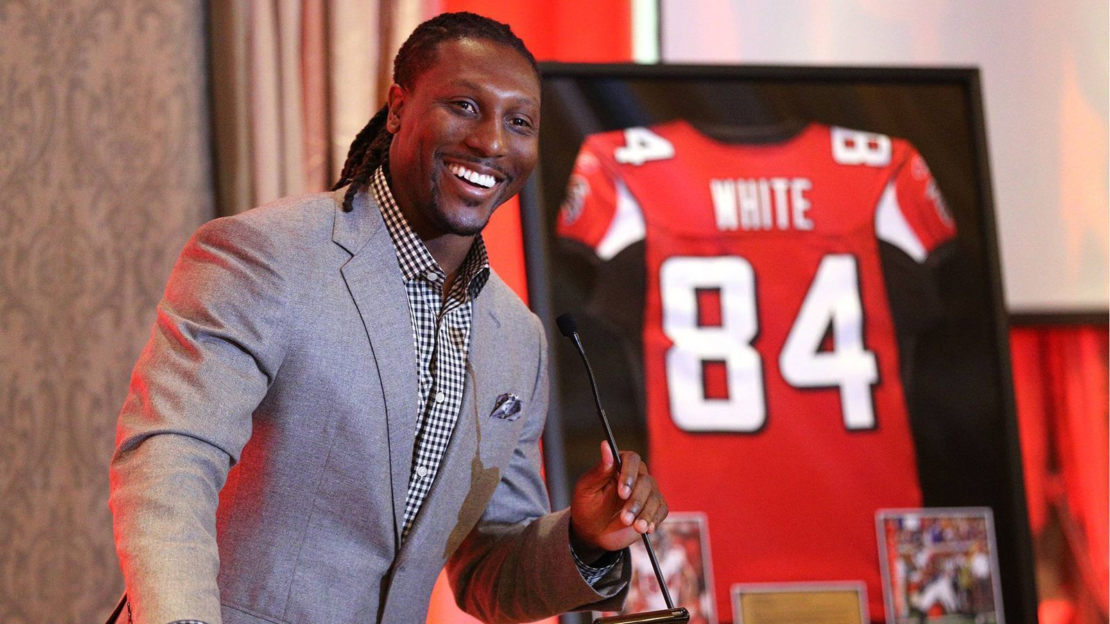 
                <strong>Roddy White (Wide Receiver)</strong><br>
                Nicht ganz so stark war die Karriere von Roddy White. Der Wide Receiver spielte von 2005 bis 2015 bei den Atlanta Falcons und schaffte es dabei viermal in den Pro Bowl. Zwischen 2007 und 2012 gelangen ihm jedes Jahr mehr als 1.100 Receiving Yards. 2010 war er mit 1.389 Yards sogar Receiving Leader der NFL und wurde zum einzigen Mal ins All-Pro-Team gewählt. Noch immer hält White bei den Falcons einige Franchise-Rekorde, wie etwa die meisten Touchdowns (63). Dennoch könnte der Einzug in die Hall of Fame im ersten Jahr schwierig werden für den 38-Jährigen.
              