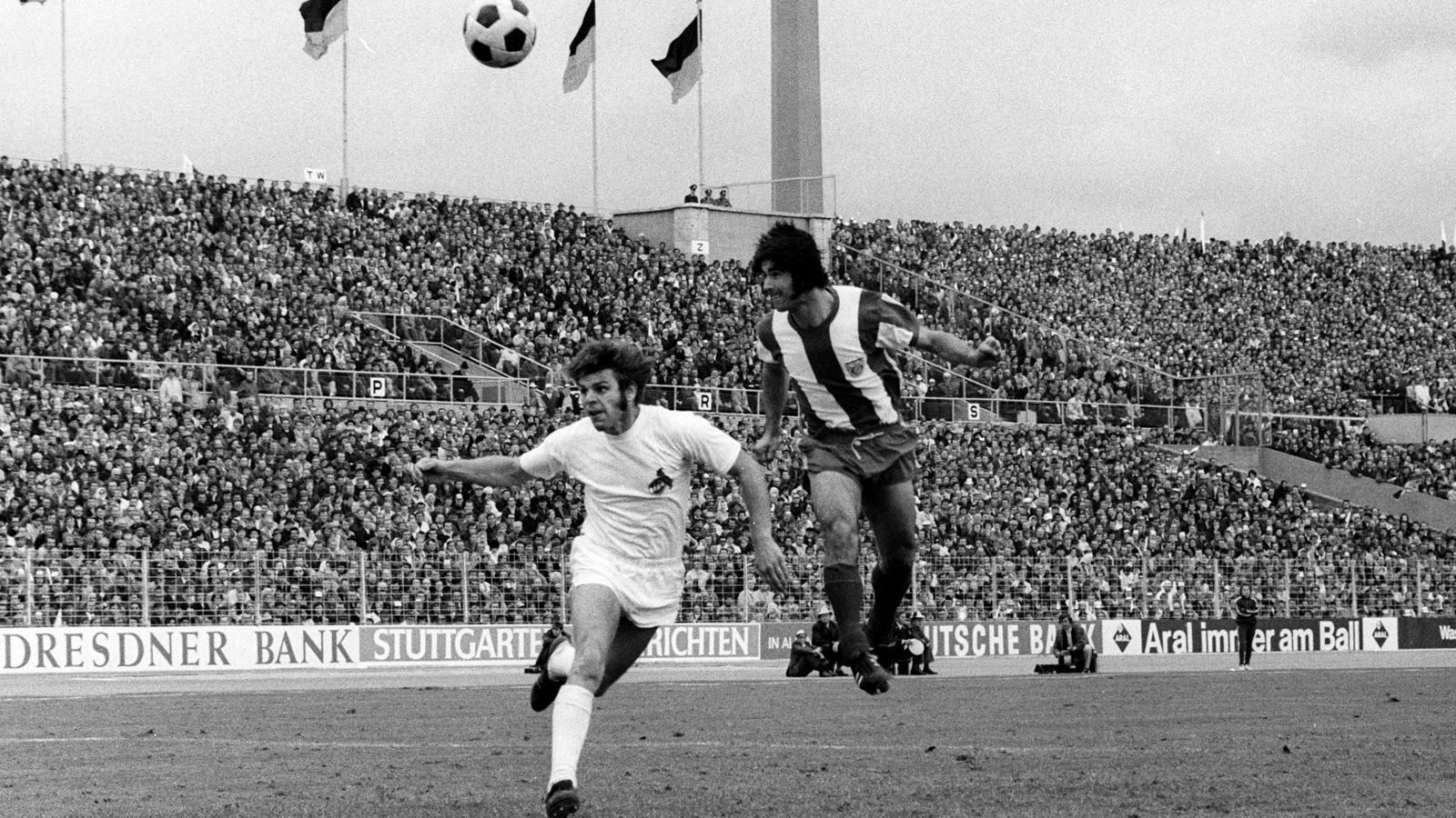 
                <strong>Gerd Müller ist tot: Eine unvergleichliche Torjäger-Karriere</strong><br>
                Die Liste seiner Erfolge ist lang. Weltmeister 1974, WM-Dritter 1970 (Torschützenkönig/Zehn Tore), Europameister 1972 (Torschützenkönig/Vier Tore), Weltpokalsieger 1976, Europapokalsieger der Landesmeister 1974, 1975, 1976, Europapokalsieger der Pokalsieger 1967, deutscher Meister 1969, 1972, 1973, 1974, DFB-Pokalsieger 1966, 1967, 1969, 1971, Bundesliga-Torschützenkönig 1967, 1969, 1970, 1972, 1973, 1974, 1978, Europas Torschützenkönig 1970 (38 Tore), 1972 (40 Tore).
              