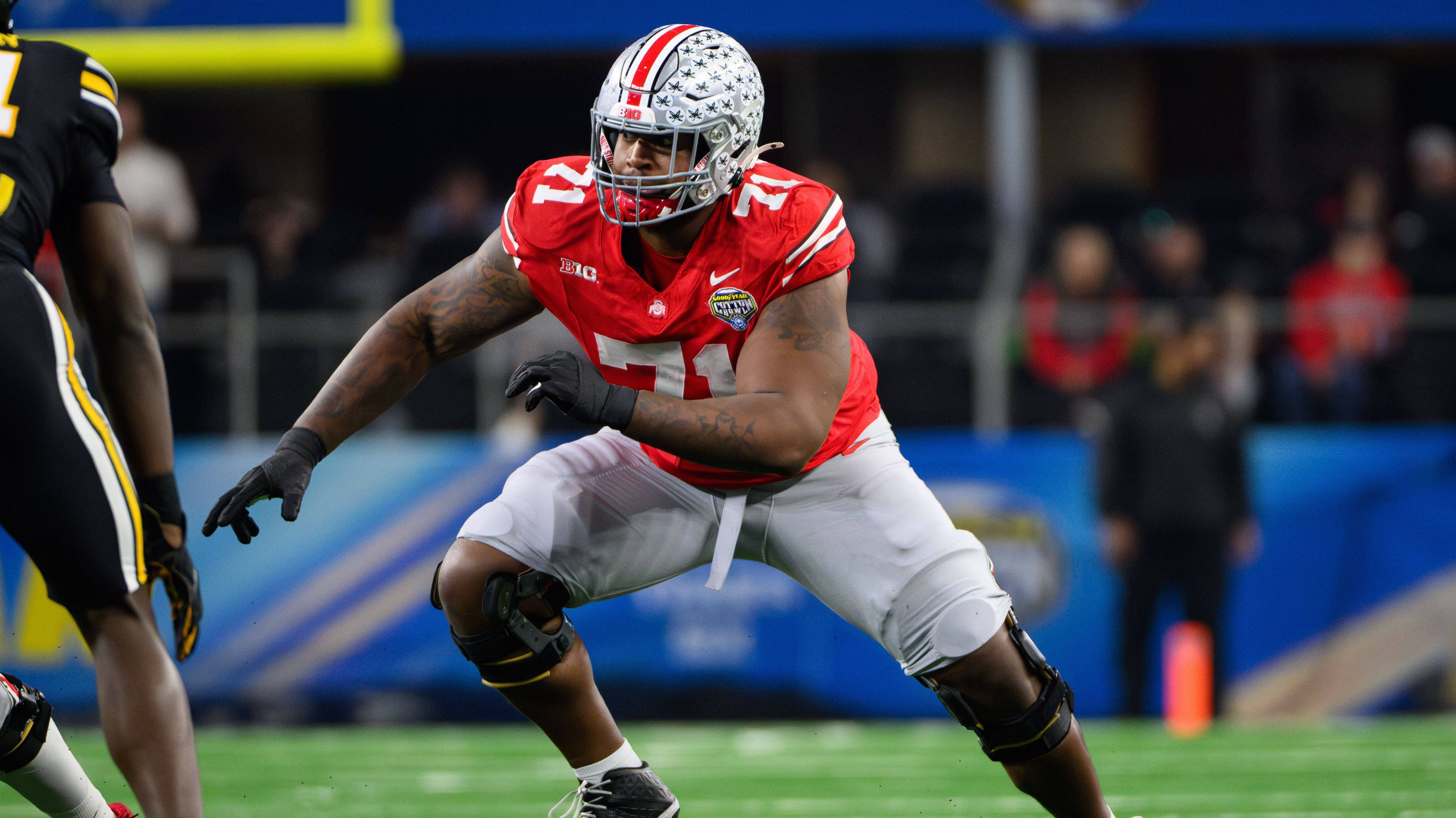 <strong>32. Pick: Philadelphia Eagles - OT Josh Simmons (Ohio State)</strong><br>Josh Simmons ist zu gut, um nicht in der ersten Runde gewählt zu werden. Er fällt lediglich so weit, weil ihn ein Kreuzbandriss im Oktober 2024 ausbremste. Die Eagles haben keine Not, ihn sofort ins Feuer zu werfen. Er kann in Ruhe seine Verletzung auskurieren und von den gestandenen O-Line-Stars lernen.