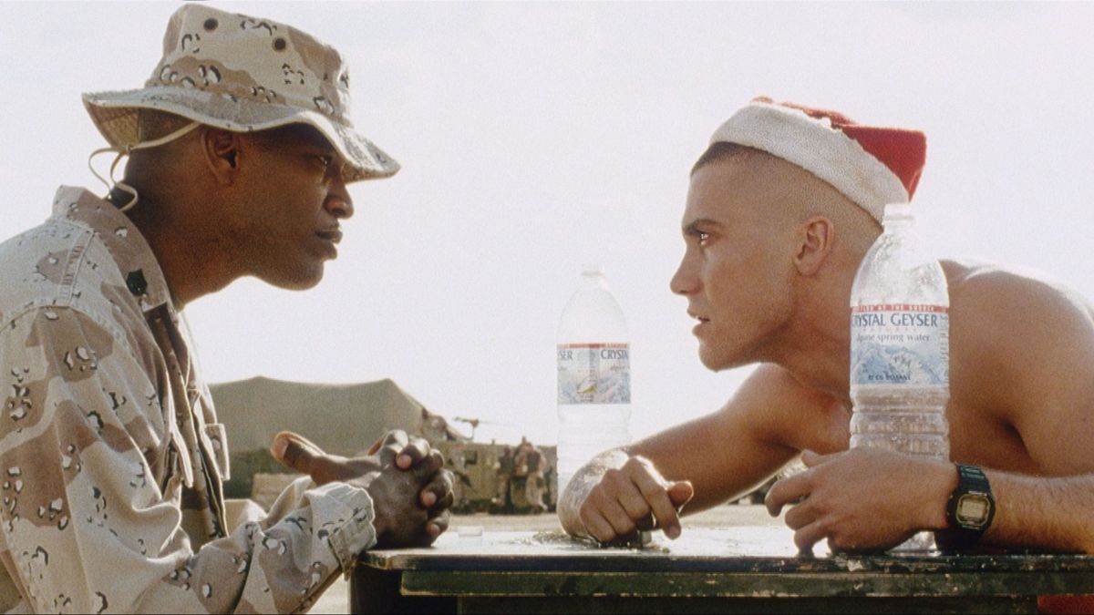 Seargent Sykes (Jamie Foxx) und Marine-Soldat Anthony 'Swoff' (Jake Gyllenhaal) im Film "Jarhead - Willkommen im Dreck" (2005).