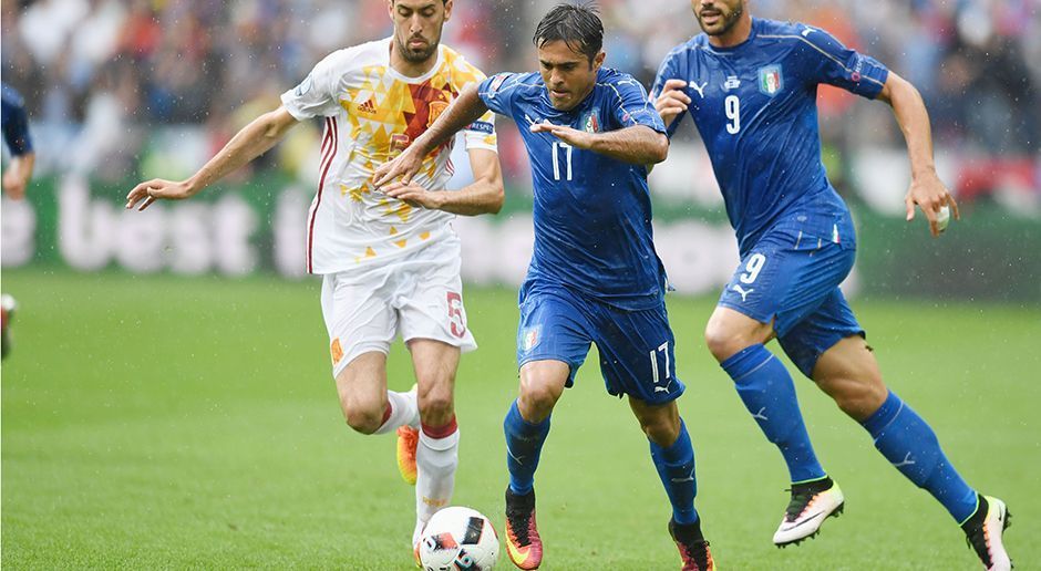 
                <strong>Eder</strong><br>
                Eder (Mitte): Der gebürtige Brasilianer vergab die erste Torchance, weil er den Ball nicht richtig stoppte. Anschließend mischte er den spanischen Defensivverbund mehrmals auf. Überraschte De Gea mit seinem wuchtigen Freistoß, in dessen Folge Chiellini einschob. Vergab kurz nach der Pause allein auf Spaniens Keeper zulaufend die Chance zum 2:0. Hatte bei fast allen Chancen Italiens aus dem Spiel heraus seine Füße im Spiel. Machte Platz für Insigne. ran-Note: 2+
              