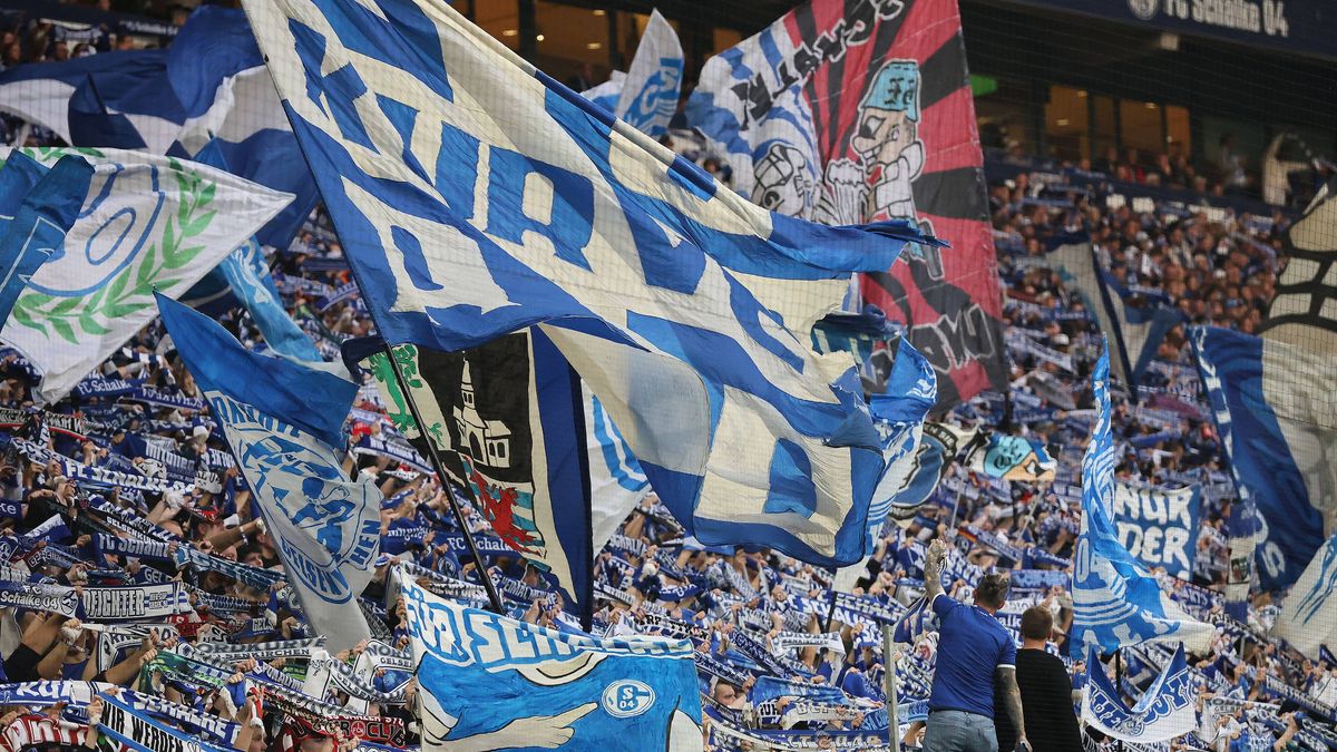 Fans des FC Schalke 04 beim Spiel der 2. Bundesliga (Saison 2025 26) FC Schalke 04 - Greuther Fürth Copyright: Thomas Pakusch *** Fans of FC Schalke 04 at the match of the 2 Bundesliga season 2025 ...