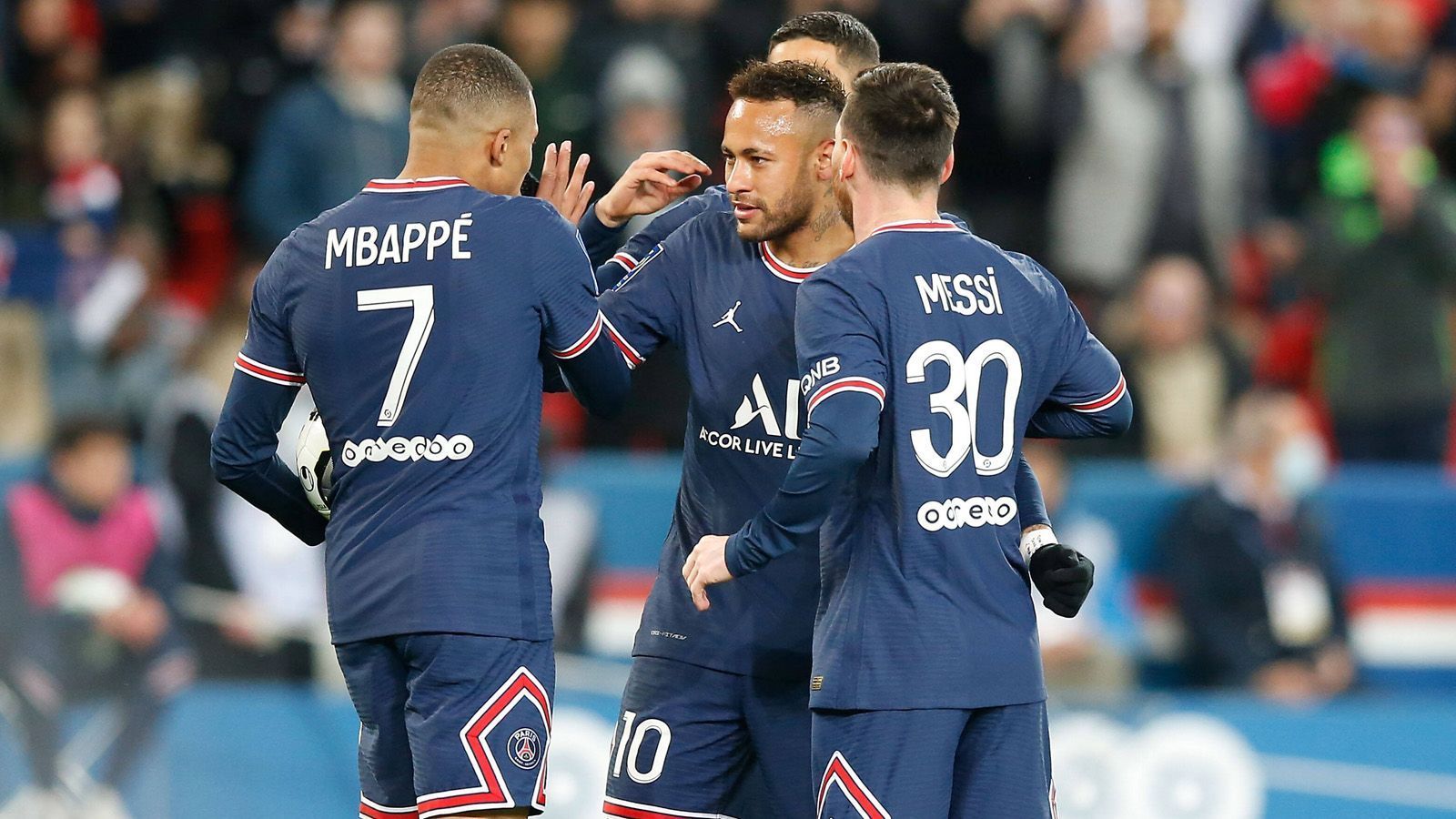 
                <strong>Ligue 1: Paris St. Germain ist bereits durch</strong><br>
                Paris St. Germain war die Meisterschaft durch den großen Vorsprung auch schon längere Zeit vor dem Saisonende nicht mehr zu nehmen. Am 34. Spieltag machten die PSG-Stars den Titel durch ein 1:1 gegen RC Lens dann auch rechnerisch perfekt. Die PSG-Fans waren aber trotz des zehnten Meistertitels nicht in Feierstimmung. Beim entscheidenden Spiel gegen Lens verließen die Ultras das Stadion aus Protest gegen das erneute Champions-League-Aus vorzeitig. "Wenn sie feiern wollen, feiern sie, wenn sie nicht feiern wollen, feiern sie nicht. Sie sind enttäuscht, wir verstehen das vollkommen, aber es ist einen Monat her, seit es passiert ist. Sie wollten eine Botschaft senden, der Klub hat dies verstanden", sagte Superstar Kylian Mbappe zu dieser Aktion der Anhänger. 
              