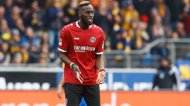 
                <strong>Salif Sane (Hannover 96)</strong><br>
                Wie Stuttgart, so stieg im Sommer 2016 mit Hannover 96 ein weiterer, großer Klub aus der Bundesliga ab. Doch wie die Schwaben auch, so konnten auch die Niedersachsen zahlreiche Bundesliga-Leistungsträger halten. Der senegalesische Verteidiger Salif Sane ging etwa mit in die 2. Bundesliga - zwar nicht ganz freiwillig, aber am Ende doch. Der 1,96-Meter-Hüne hatte dann großen Anteil daran, dass 96 den sofortigen Wiederaufstieg bewerkstelligen konnte. Im Sommer 2018 wird der 27-Jährige Hannover aber nun doch endgültig verlassen, voraussichtlich in Richtung Schalke, um dort Champions League spielen zu können.
              