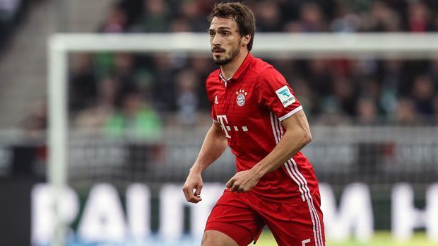 
                <strong>Abwehr - Mats Hummels (FC Bayern München)</strong><br>
                Um Mats Hummels zurück nach München zu holen, griff der FC Bayern ordentlich in die Tasche - doch es hat sich gelohnt. Der Weltmeister von 2014 ist die erhoffte Verstärkung der ohnehin schon bärenstarken Innenverteidigung des erneuten Deutschen Meisters. Für die Dienste des früheren FCB-Jugendspielers zahlten die Münchner im Sommer 2016 angeblich 35 Millionen Euro Ablöse an Borussia Dortmund. Hummels wurde dieser Summe in seinem ersten Jahr nach der Rückkehr an die Isar größtenteils gerecht.
              