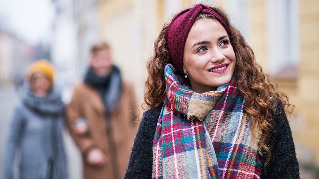 Wir haben tolle Inspirationen, wie ihr das Stirnband - vor allem im Winter - stylish tragen könnt.