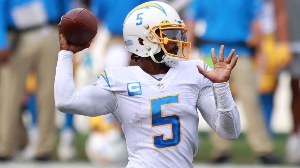 
                <strong>Verlierer: Tyrod Taylor (Los Angeles Chargers)</strong><br>
                Dass Tyrod Taylor ein Verlierer der Saison ist, ist zu 100 Prozent nicht seine Schuld. Er ging als Starter in die Saison und gewann sein erstes Spiel. Vor Woche zwei wollte er sich vom Teamarzt behandeln lassen, der allerdings eine Spritze falsch setzte. So musste Justin Herbert ran und lieferte in diesem und den folgenden Spielen so sehr ab, dass Tyrod Taylor keinen Snap mehr spielte und zusehen musste, wie Herbert die Auszeichnung des Rookie of the Year abholte.
              