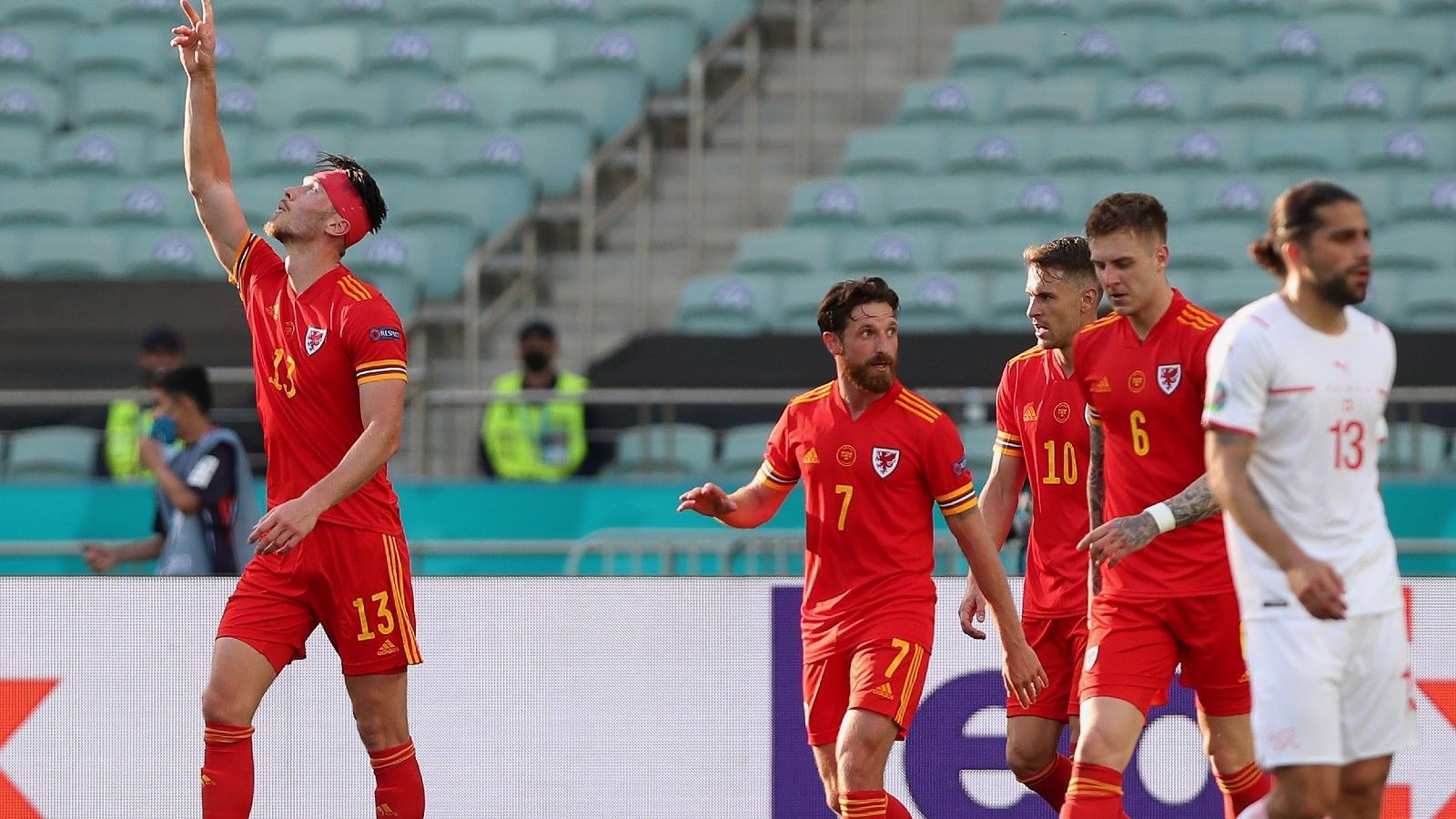 
                <strong>Wales gleicht aus</strong><br>
                Doch die Freude hält nicht lange. Denn den Walisern gelingt in Person von Kieffer Moore der Ausgleich.
              