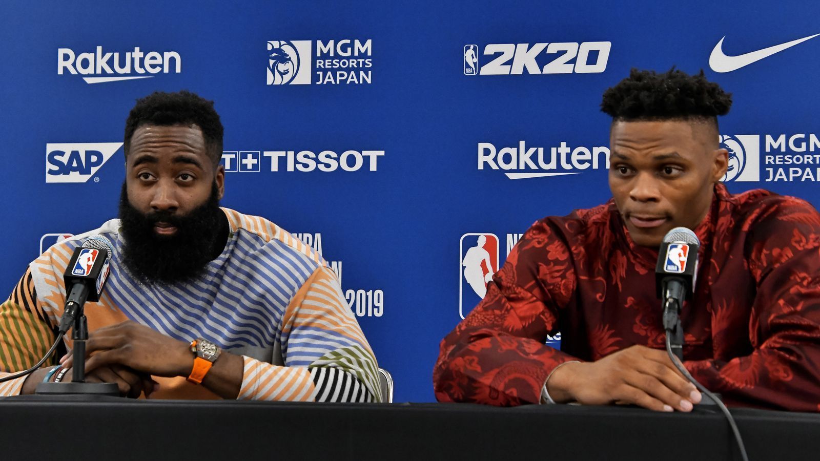 
                <strong>Platz 5: Houston Rockets</strong><br>
                Es war das beherrschende Thema in der Offseason der Houston Rockets: Russell Westbrook wechselt per Trade zu den Houston Rockets. Im Gegenzug verlässt Chris Paul die Franchise nach zwei unbefriedigenden Jahren. Aber können James Harden und Russell Westbrook zusammen funktionieren? Besser als Paul und Harden? Klar ist, dass dafür Westbrook sein Ego zurückstecken muss. Klar ist auch, dass der Point Guard dafür sein Spiel umstellen muss. Denn Harden ist einer der Ball dominantesten Spieler der Liga. Selbst wenn die beiden Superstars an ihre alten gemeinsamen Tage aus Oklahoma City anknüpfen, zählen sie nicht zum ganz heißen Kreis der Titelanwärter. Dafür offenbaren nämlich allen voran Westbrook und Harden auf der defensiven Seite des Felds zu viele Schwächen.
              