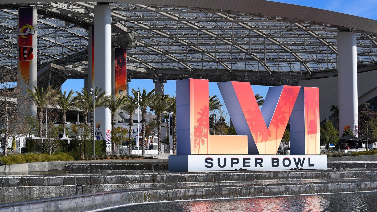 
                <strong>Super Bowl 2022: Das SoFi Stadium in Zahlen</strong><br>
                Willkommen in der Heimat des Super Bowl LVI (So., ab 22:55 Uhr live auf ProSieben und ran.de)! Willkommen im SoFi Stadium! Der größten, teuersten und spektakulärsten Arena in der NFL. Dieser Prachtbau scheint nur aus dem Boden gestampft worden zu sein, um das Spiel der Spiele zu beherbergen. ran nimmt euch mit auf eine atemberaubende Reise und präsentiert die Zahlen zum Stadion der Los Angeles Rams und der Los Angeles Chargers.
              