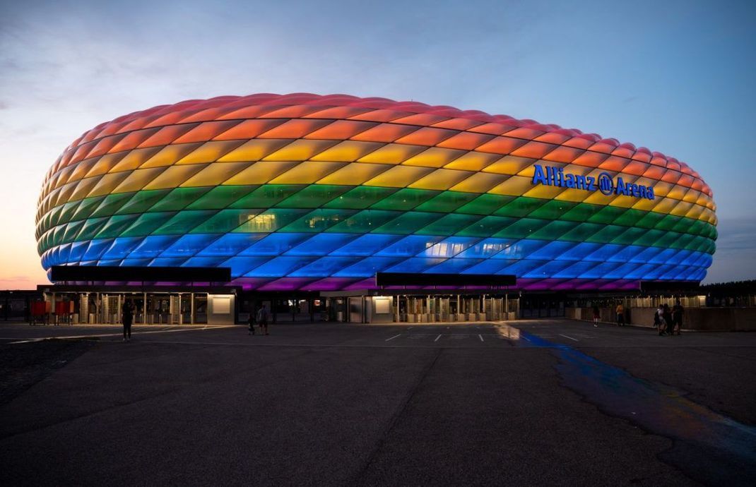Die Allianz Arena erstrahlt in Regenbogenfarben.