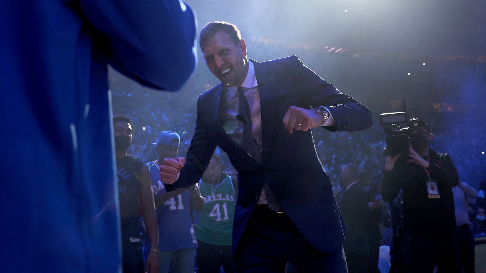 
                <strong>Nowitzki-lacht</strong><br>
                Aber nicht nur Tränen fließen, auch gute Laune ist an dem Abend im American Airlines Center angesagt. Seine 41 gibt es an dem Abend in den verschiedensten Variationen zu sehen.
              